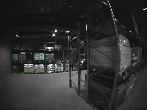 Basement 4 序列在光達特徵不足時（約 336 s）的局部環境，牆面與結構貼近使光達量測減少，視覺特徵仍可追蹤