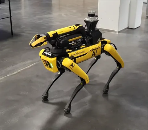 加裝 Ouster OS0 光達與 RealSense D415 的 Boston Dynamics Spot